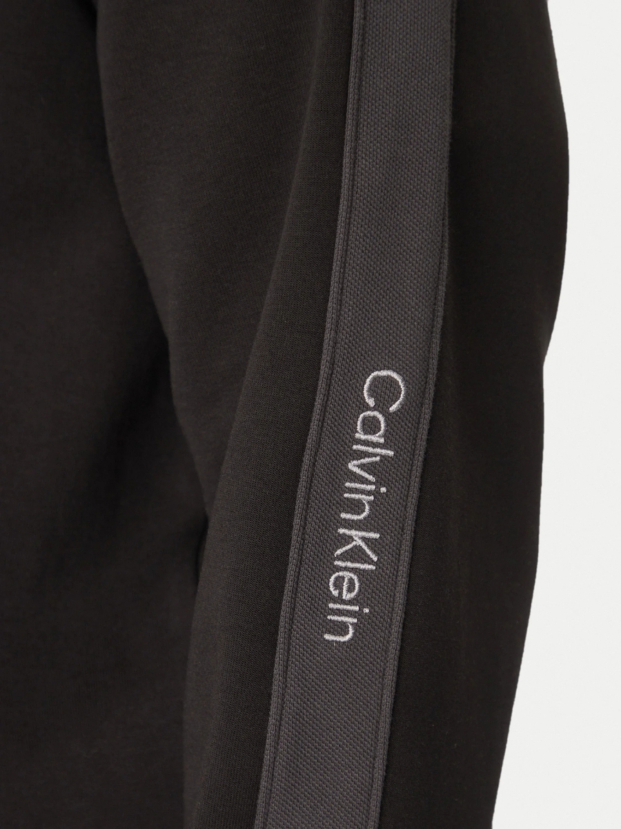 detail Calvin Klein pánska čierna mikina