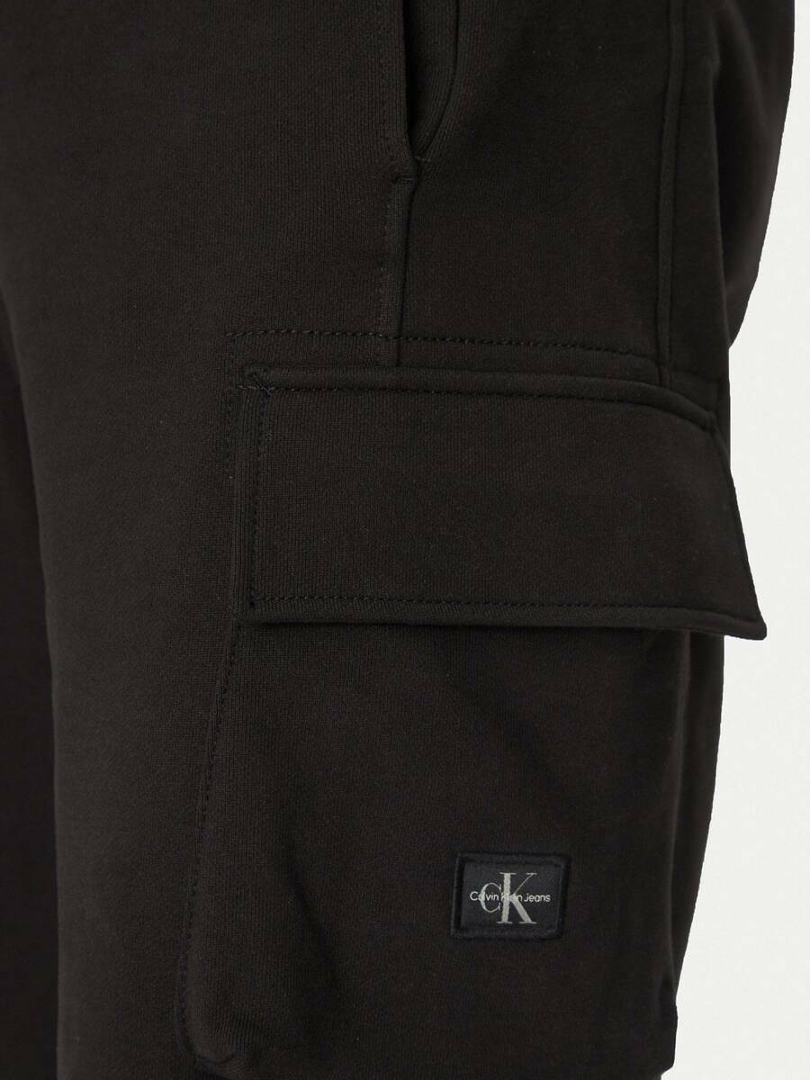 detail Calvin Klein pánske čierne teplákové šortky