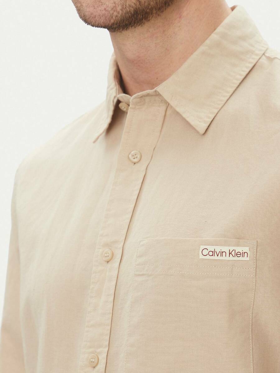detail Calvin Klein pánska béžová košeľa
