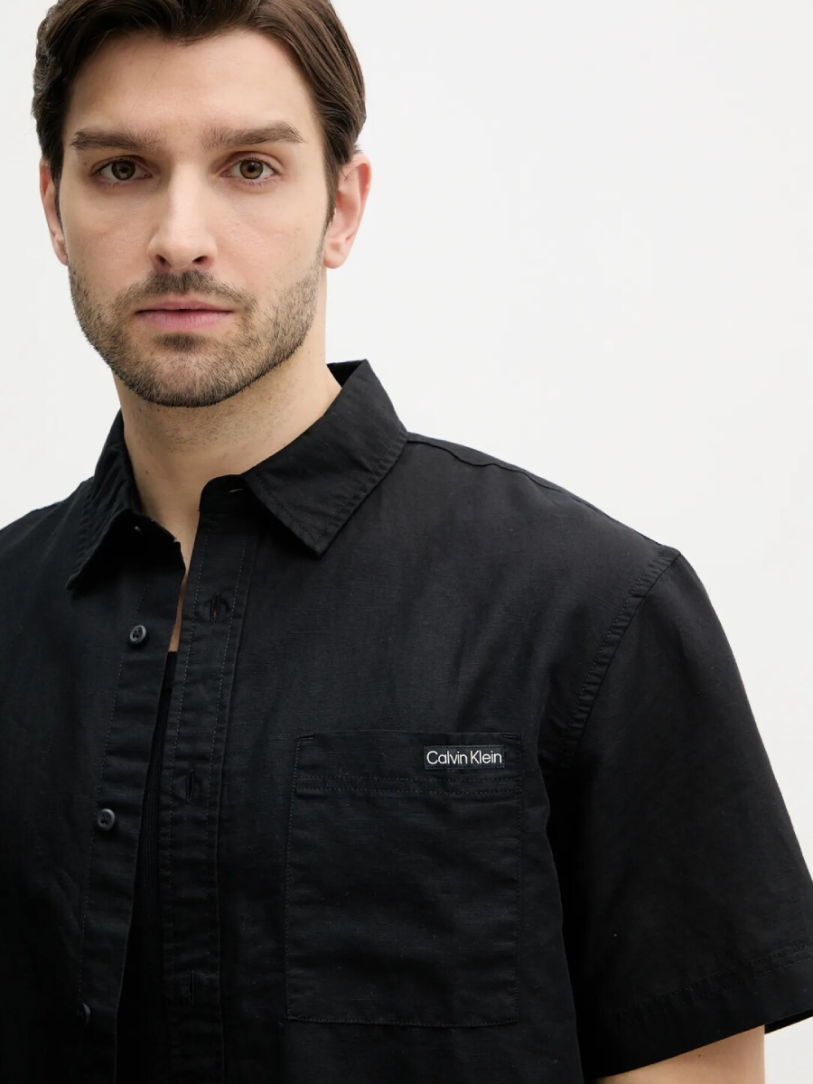 detail Calvin Klein pánska čierna košeľa