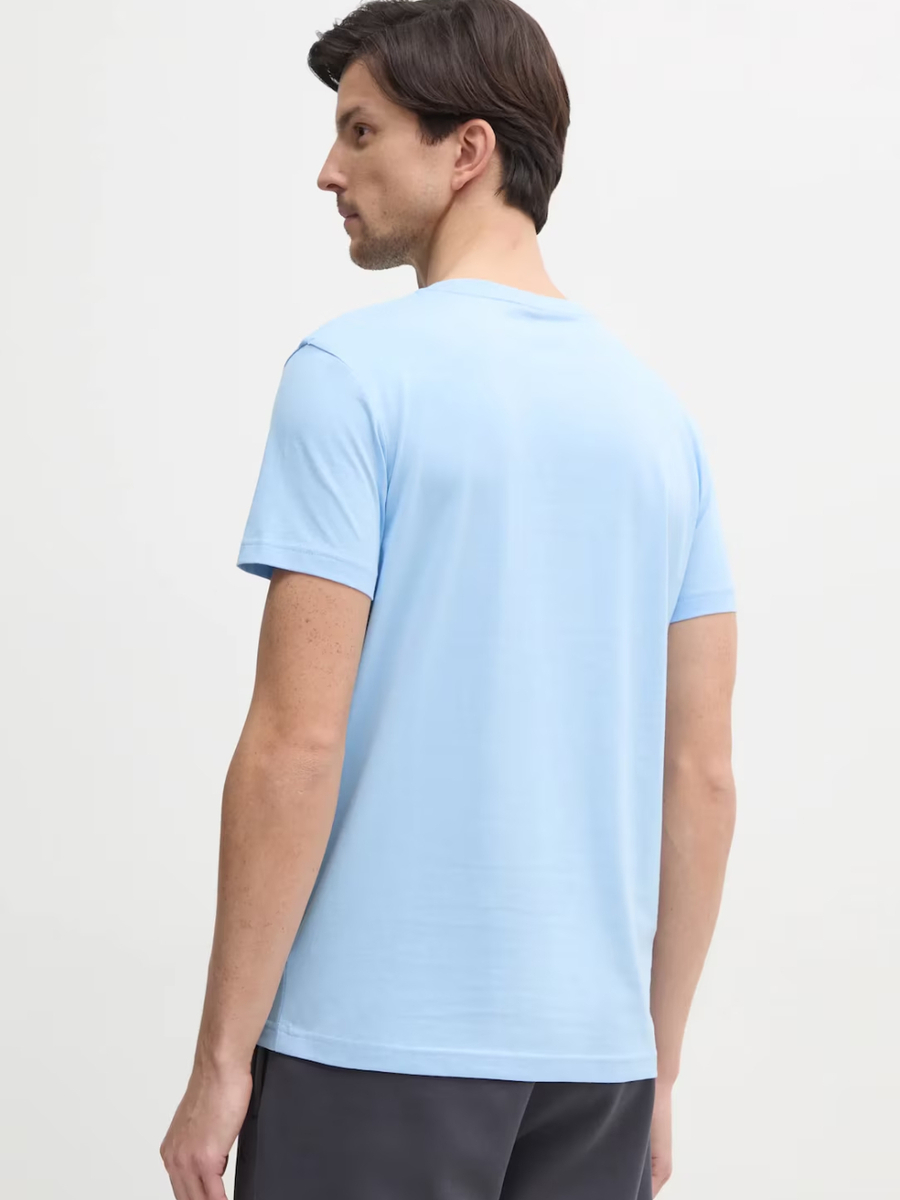 detail Calvin Klein pánske svetlo modré tričko