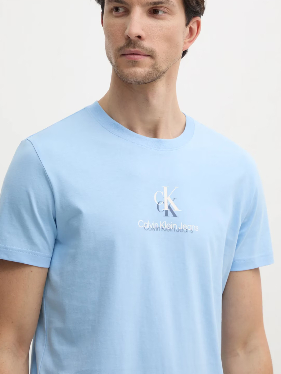 detail Calvin Klein pánske svetlo modré tričko