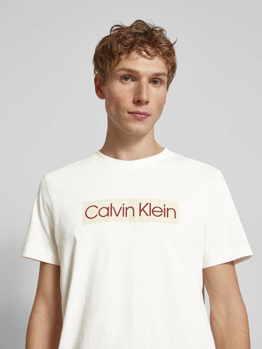 detail Calvin Klein pánske krémové tričko
