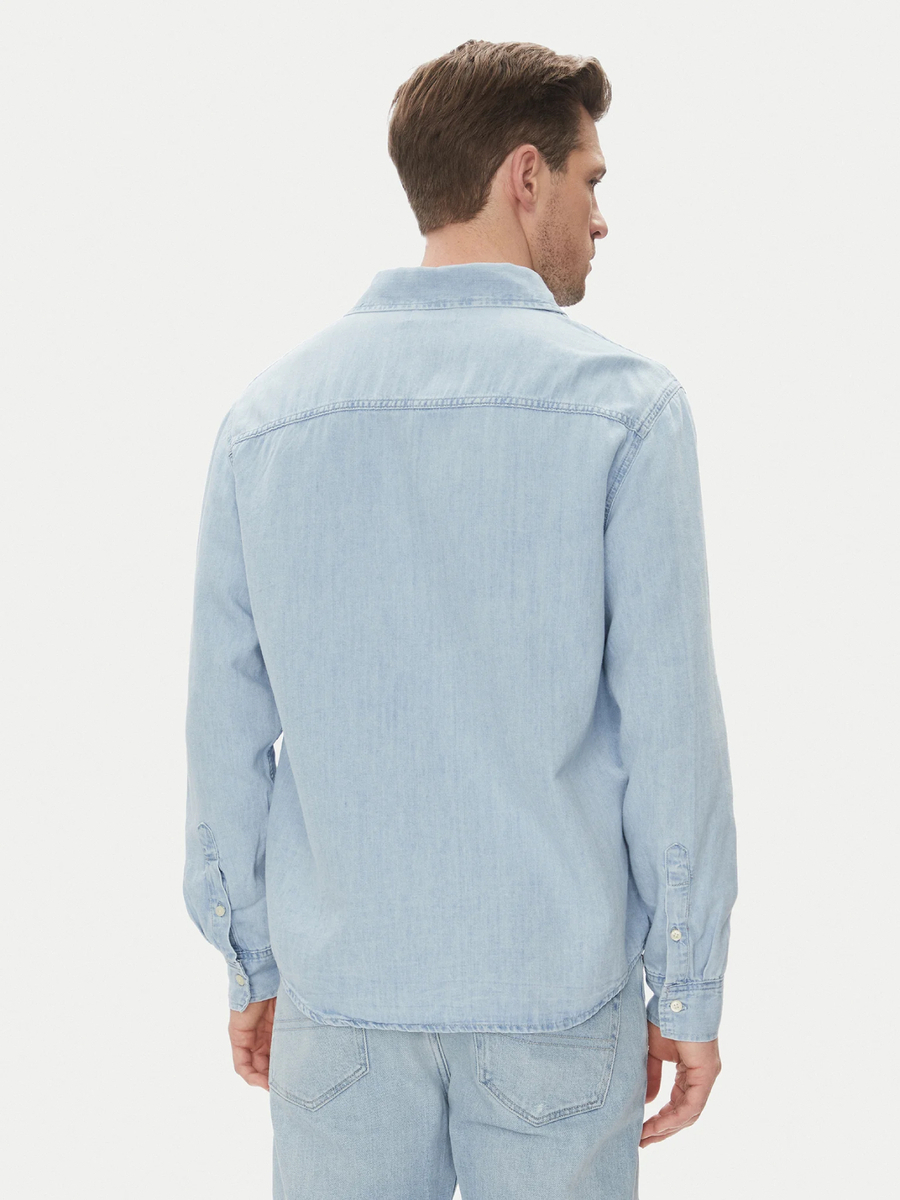 detail Calvin Klein pánska svetlo modrá košeľa 