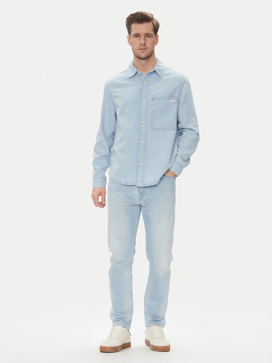 detail Calvin Klein pánska svetlo modrá košeľa 