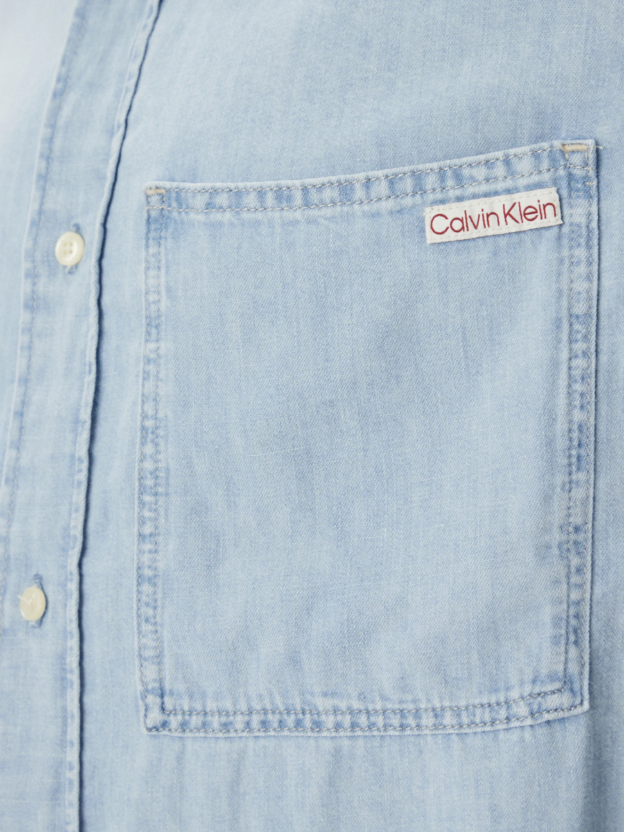 detail Calvin Klein pánska svetlo modrá košeľa 