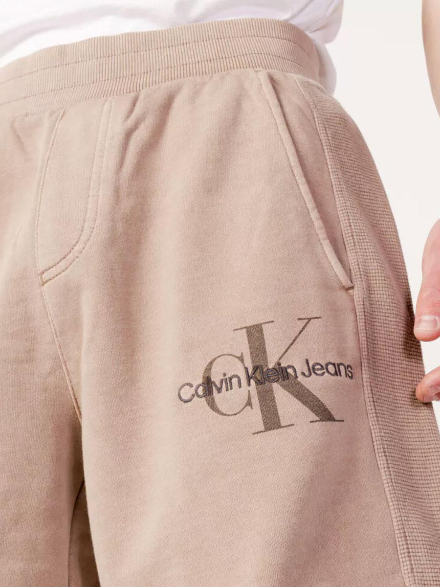 detail Calvin Klein pánske hnedé šortky
