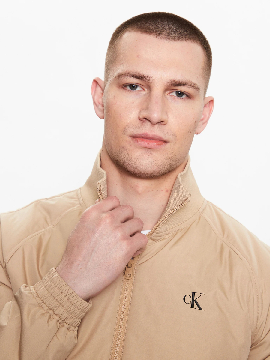 detail Calvin Klein pánská béžová bunda bomber