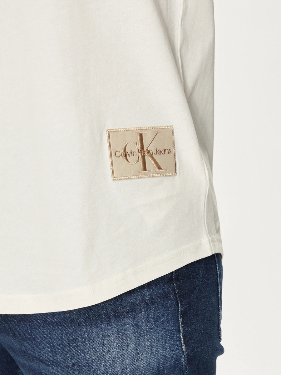 detail Calvin Klein pánske krémové tričko