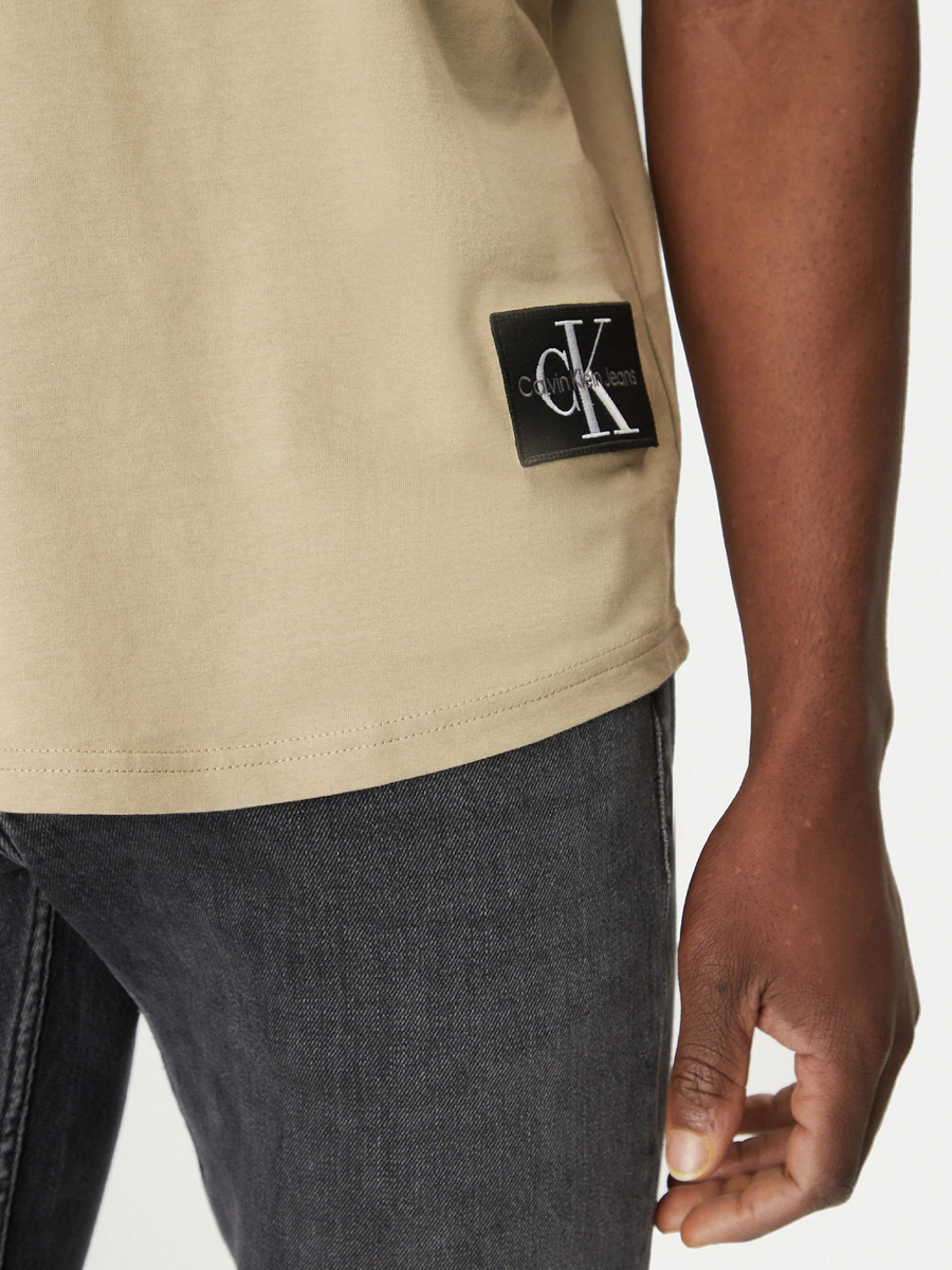 detail Calvin Klein pánske tmavo béžové tričko