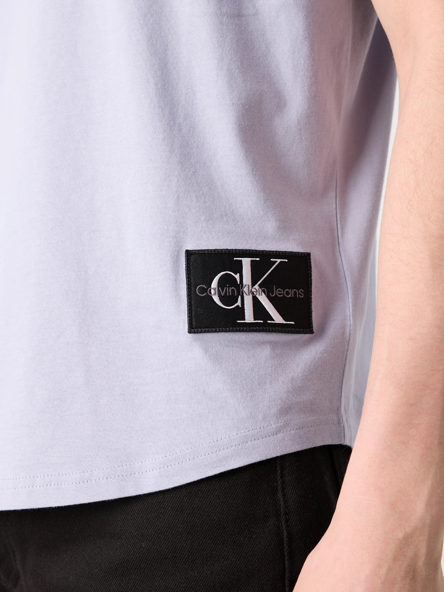 detail Calvin Klein pánske fialové tričko 