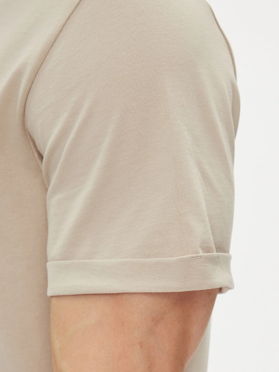 detail Calvin Klein pánske béžové tričko