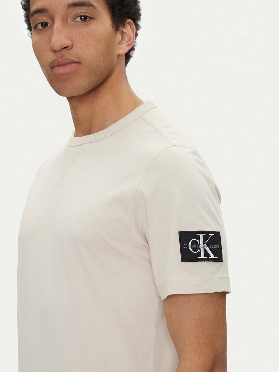 detail Calvin Klein pánske béžové tričko