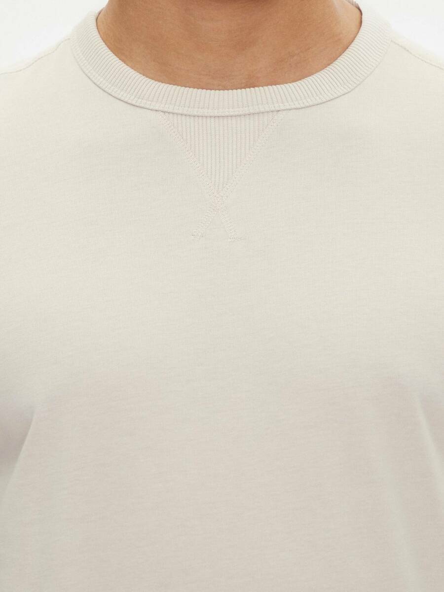 detail Calvin Klein pánske béžové tričko