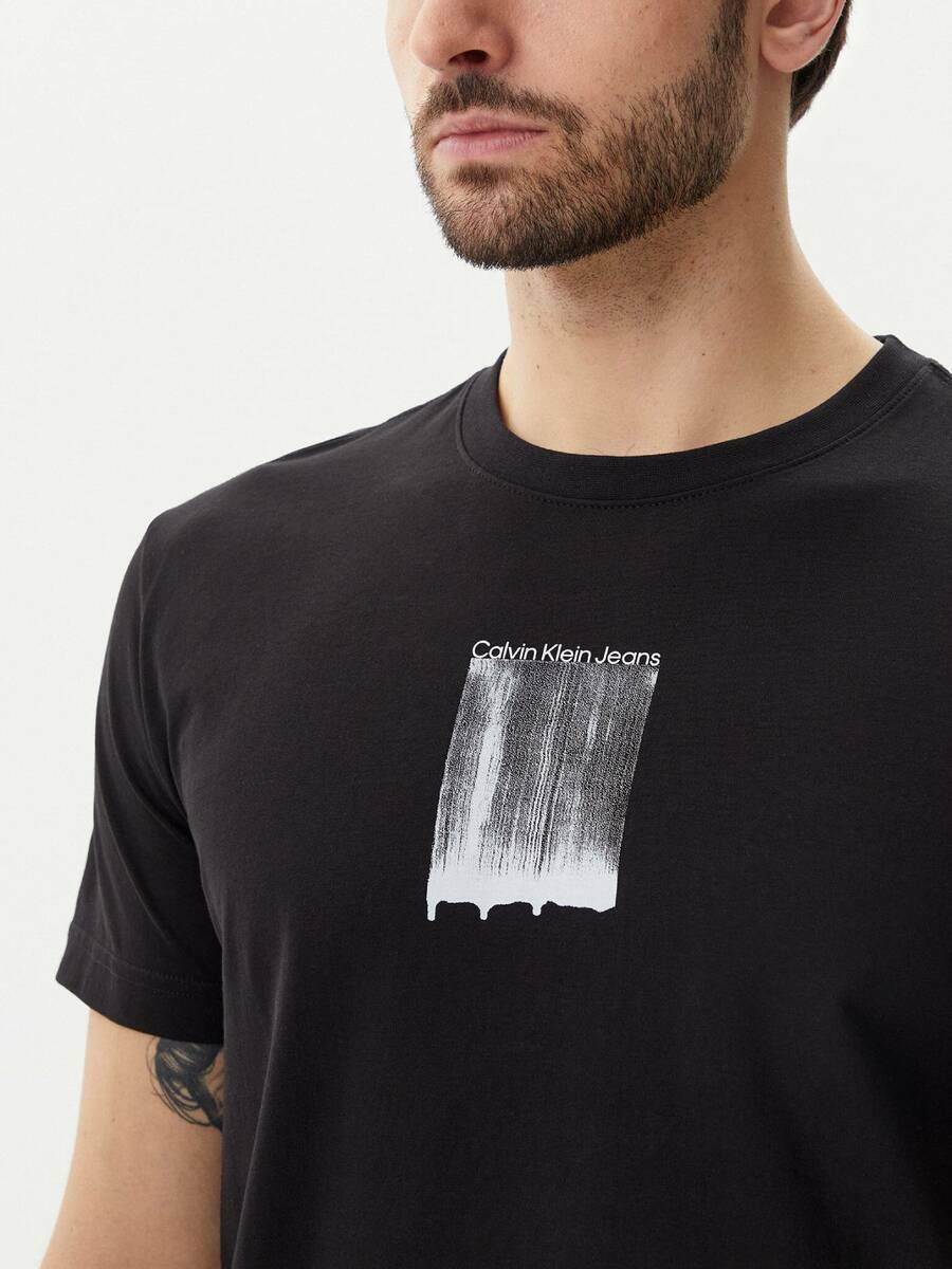 detail Calvin Klein pánske čierne tričko