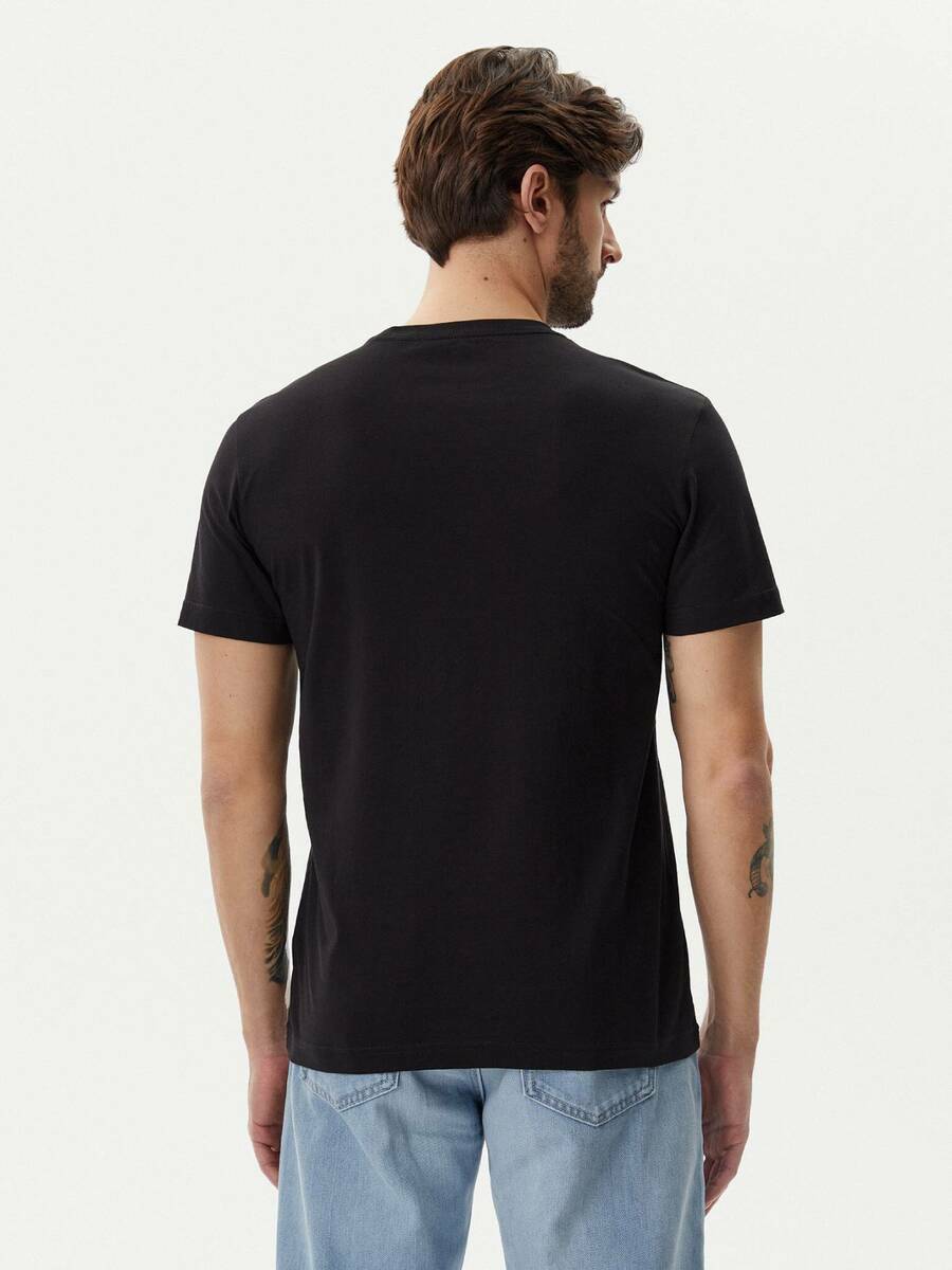 detail Calvin Klein pánske čierne tričko