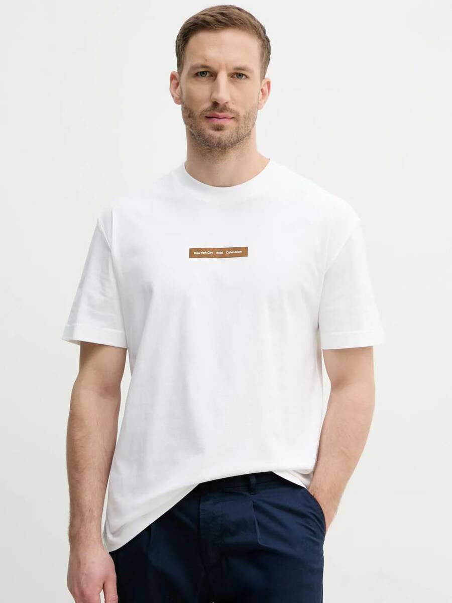 detail Calvin Klein pánske biele tričko 