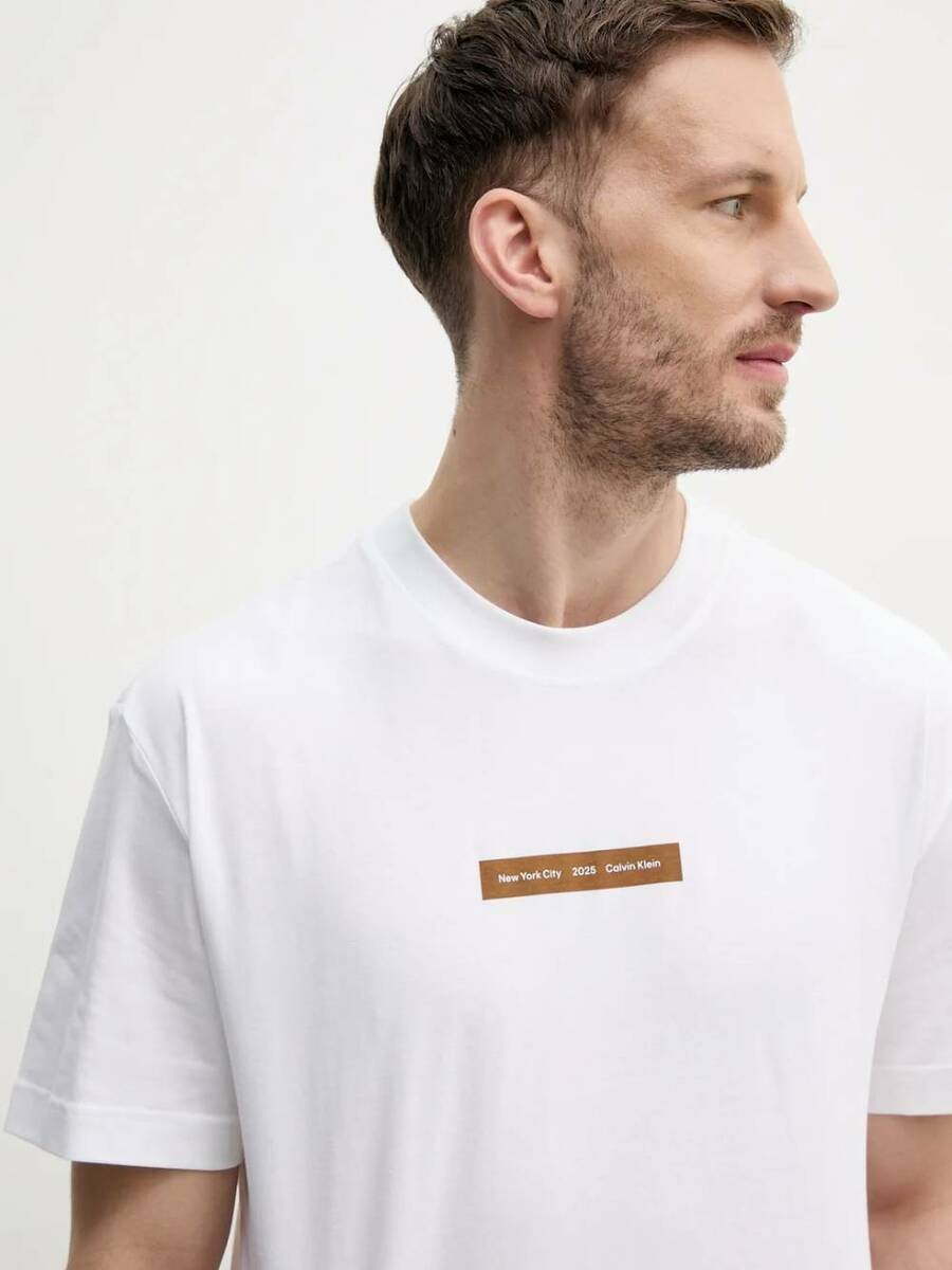 detail Calvin Klein pánske biele tričko 