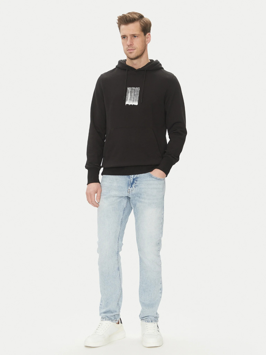detail Calvin Klein pánska čierna mikina