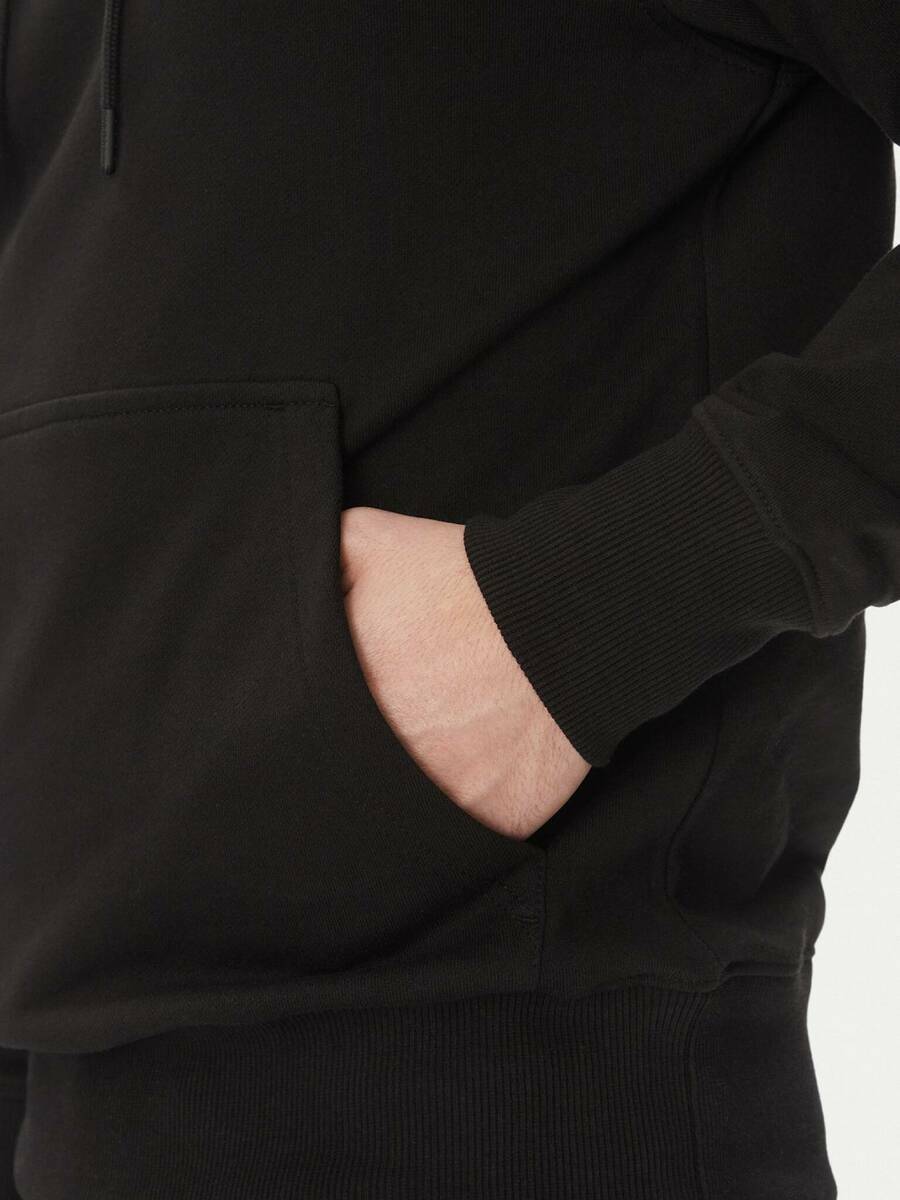 detail Calvin Klein pánska čierna mikina Painted