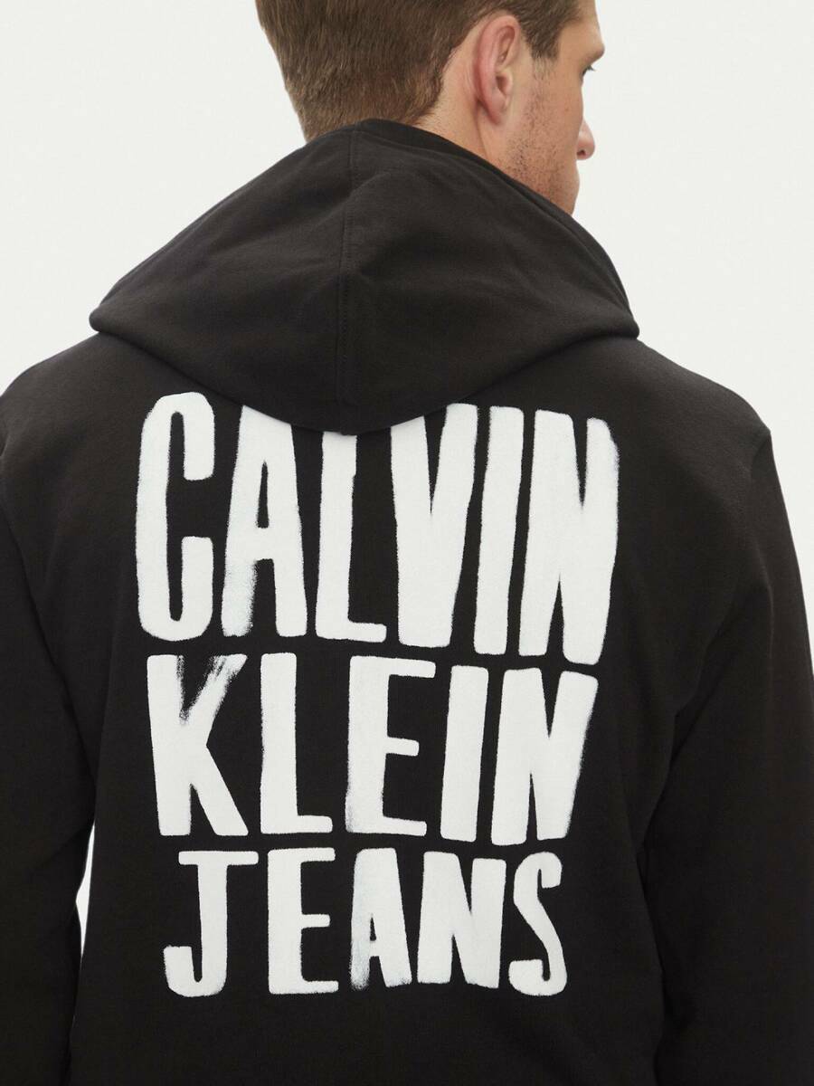 detail Calvin Klein pánska čierna mikina Painted