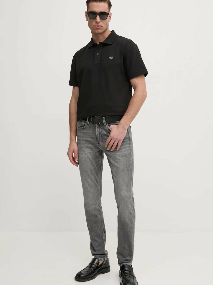 detail Calvin Klein pánske šedé džínsy