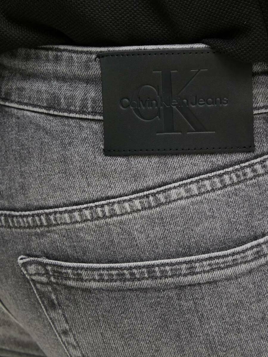 detail Calvin Klein pánske šedé džínsy