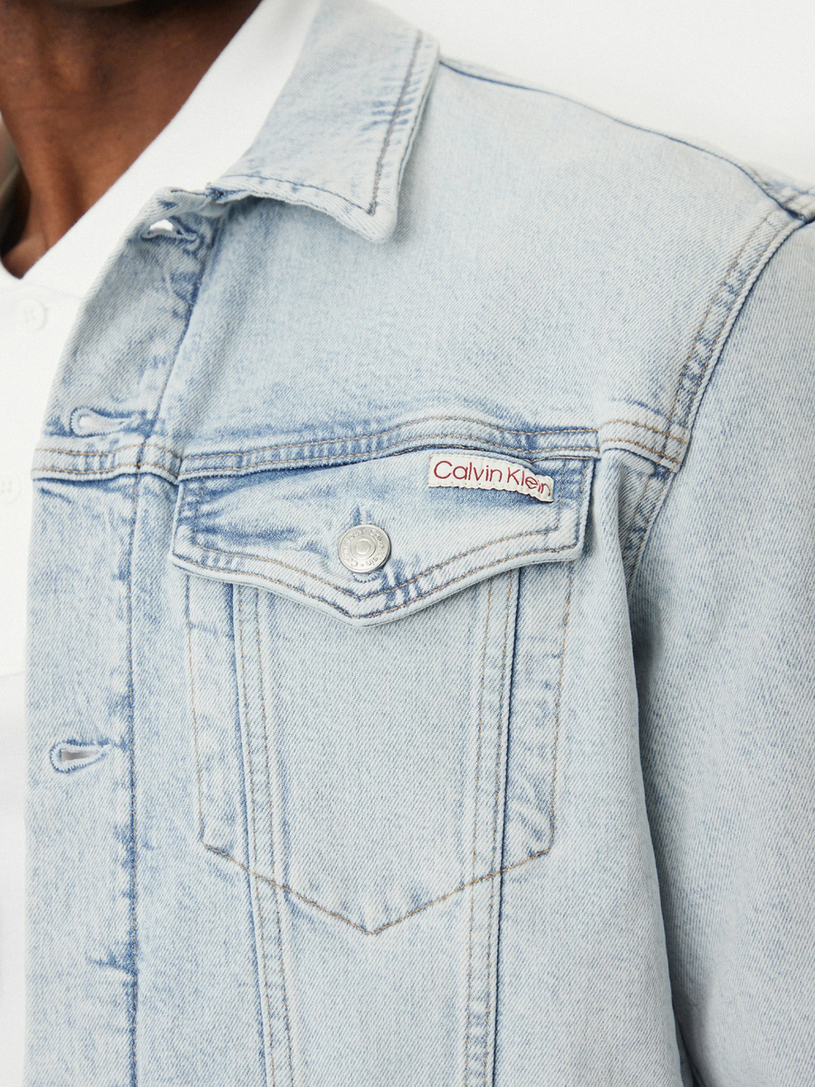 detail Calvin Klein pánska modrá džínsová bunda