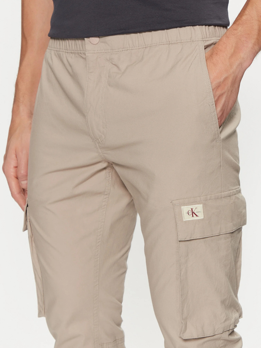 detail Calvin Klein pánske béžové cargo nohavice