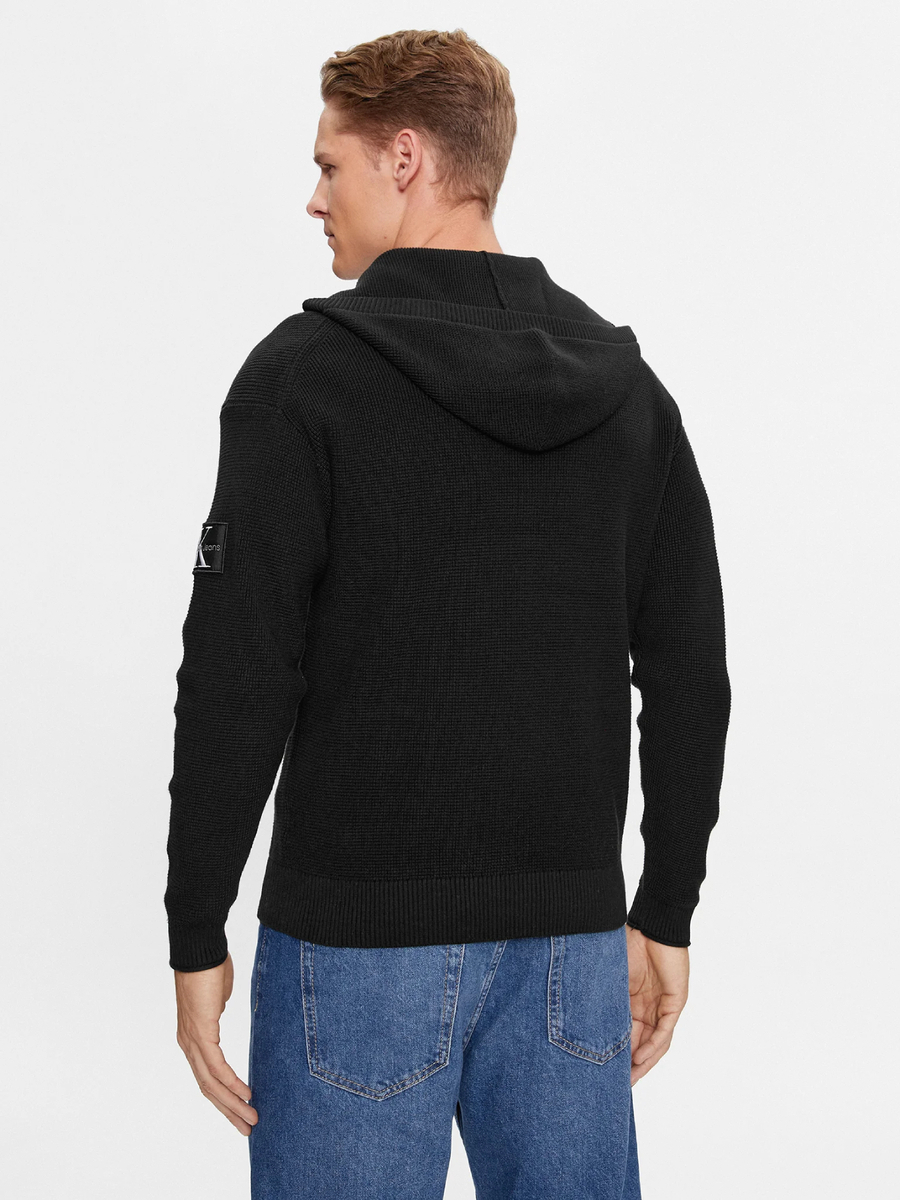detail Calvin Klein pánský černý svetr