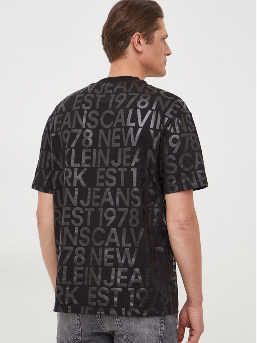detail Calvin Klein pánske čierne tričko