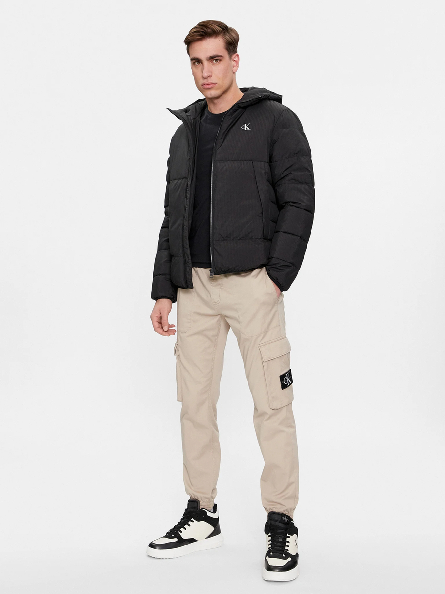 detail Calvin Klein pánske béžové cargo nohavice