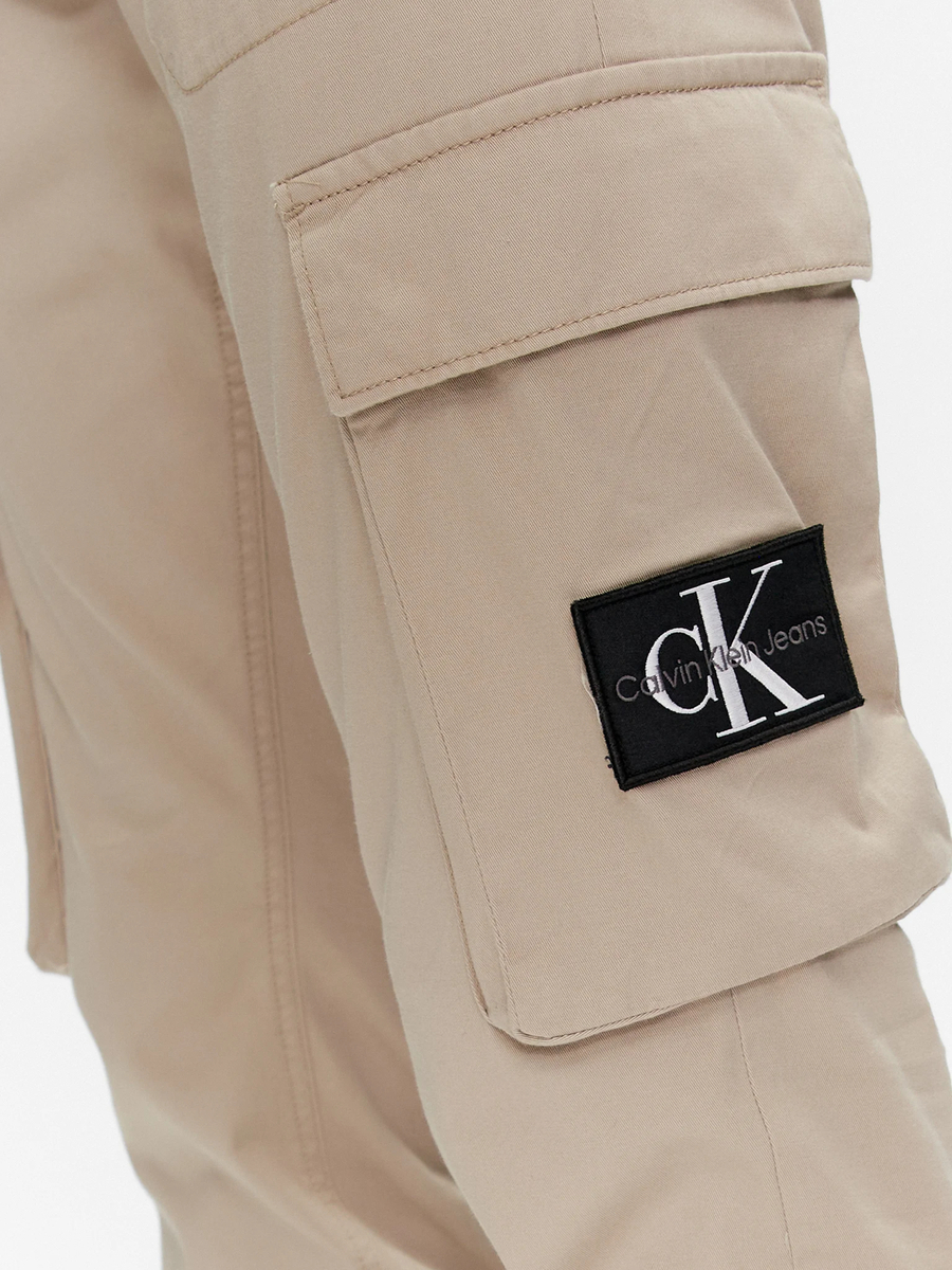 detail Calvin Klein pánske béžové cargo nohavice