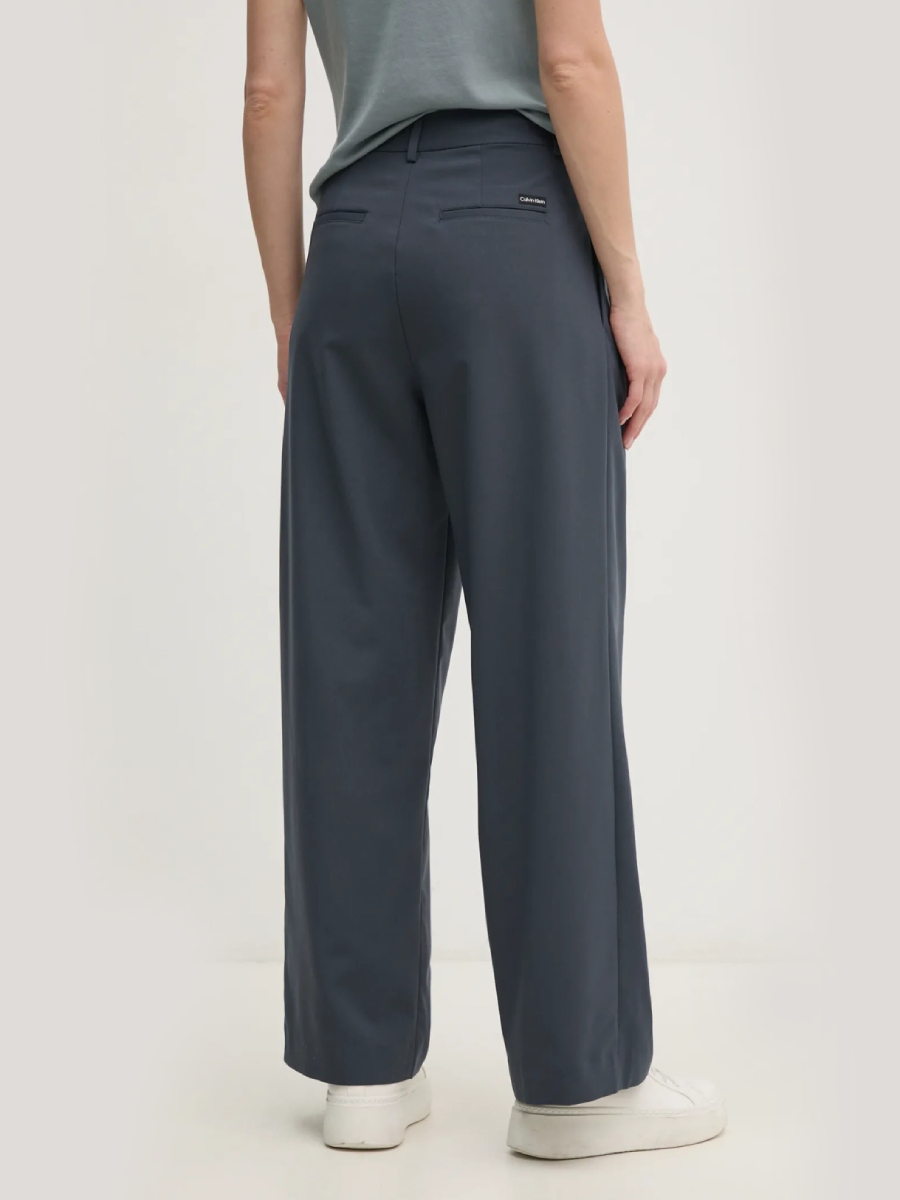 detail Calvin Klein dámske šedé nohavice