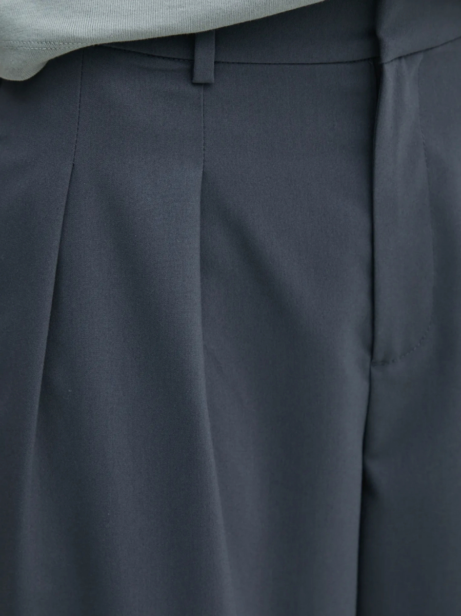 detail Calvin Klein dámske šedé nohavice