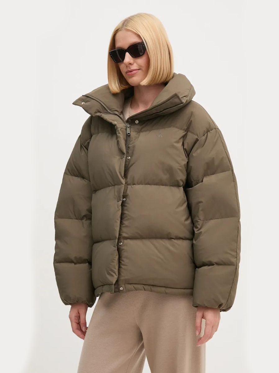detail Calvin Klein dámska hnedá bunda