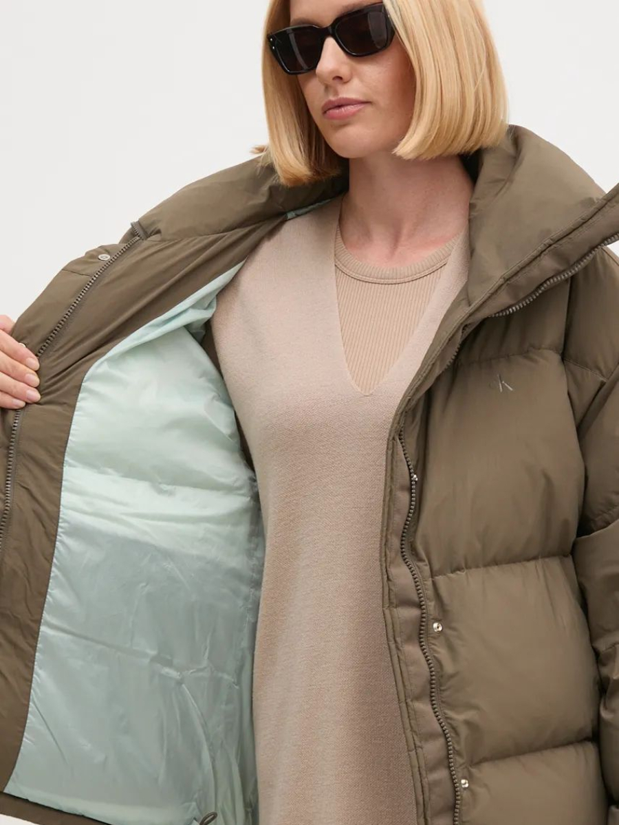 detail Calvin Klein dámska hnedá bunda