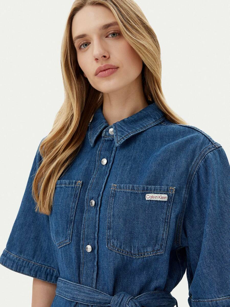 detail Calvin Klein dámske modré džínsové šaty