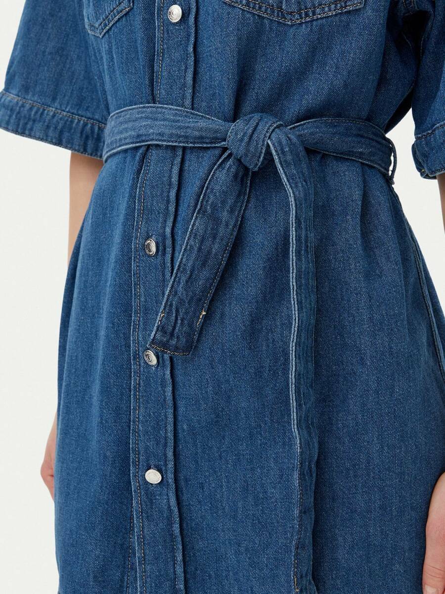 detail Calvin Klein dámske modré džínsové šaty