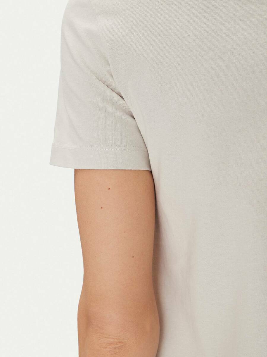 detail Calvin Klein dámske béžové tričko