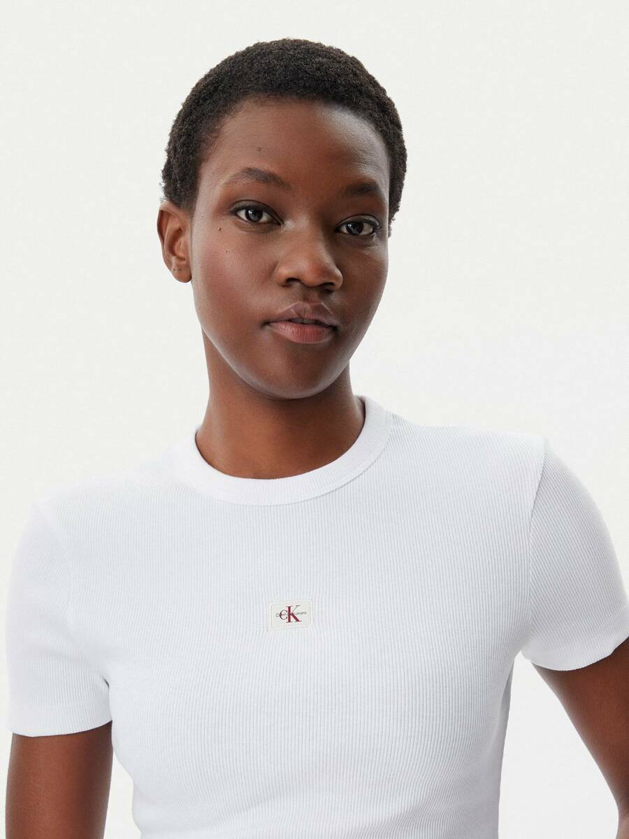 detail Calvin Klein dámske biele tričko