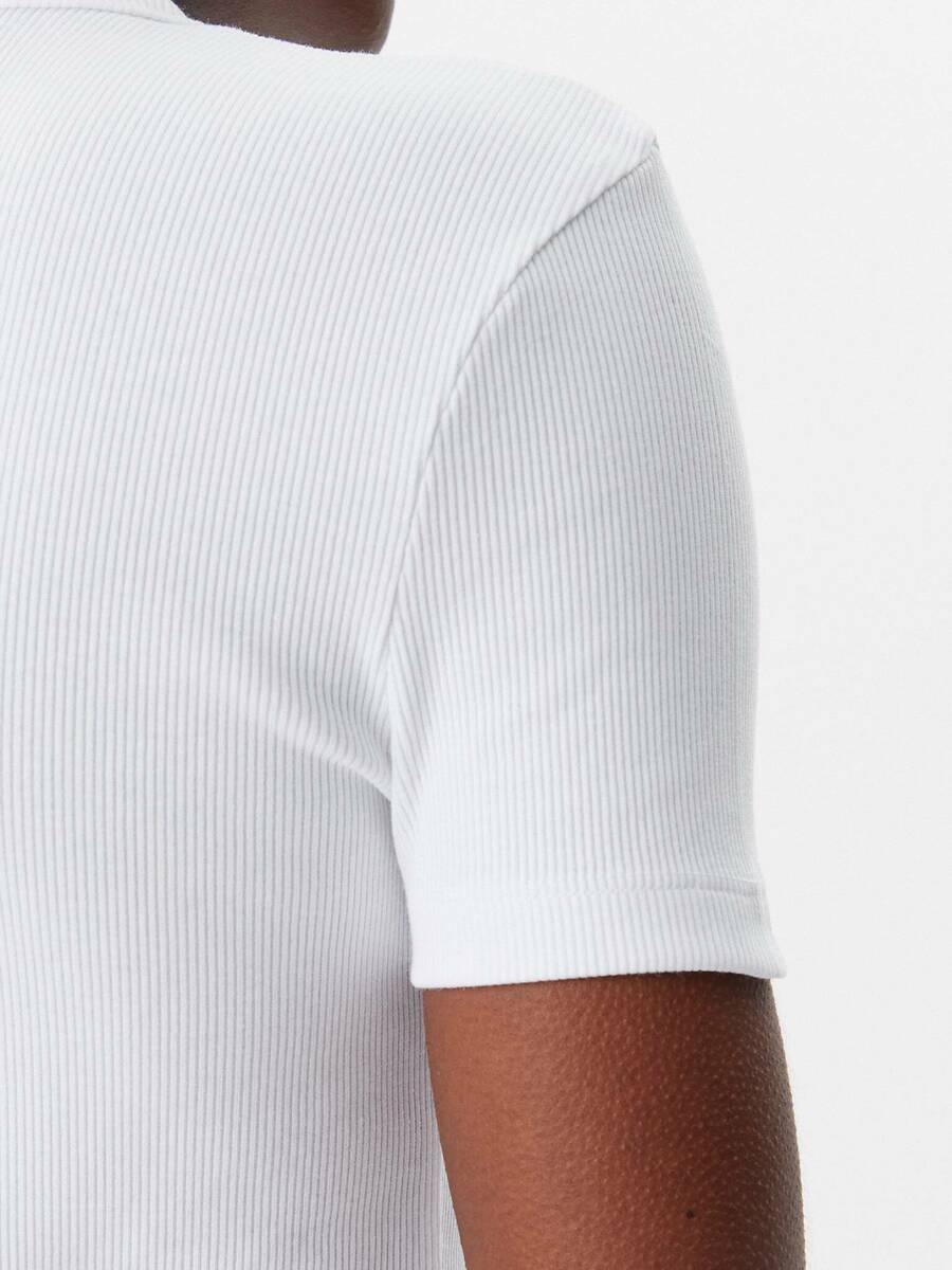 detail Calvin Klein dámske biele tričko