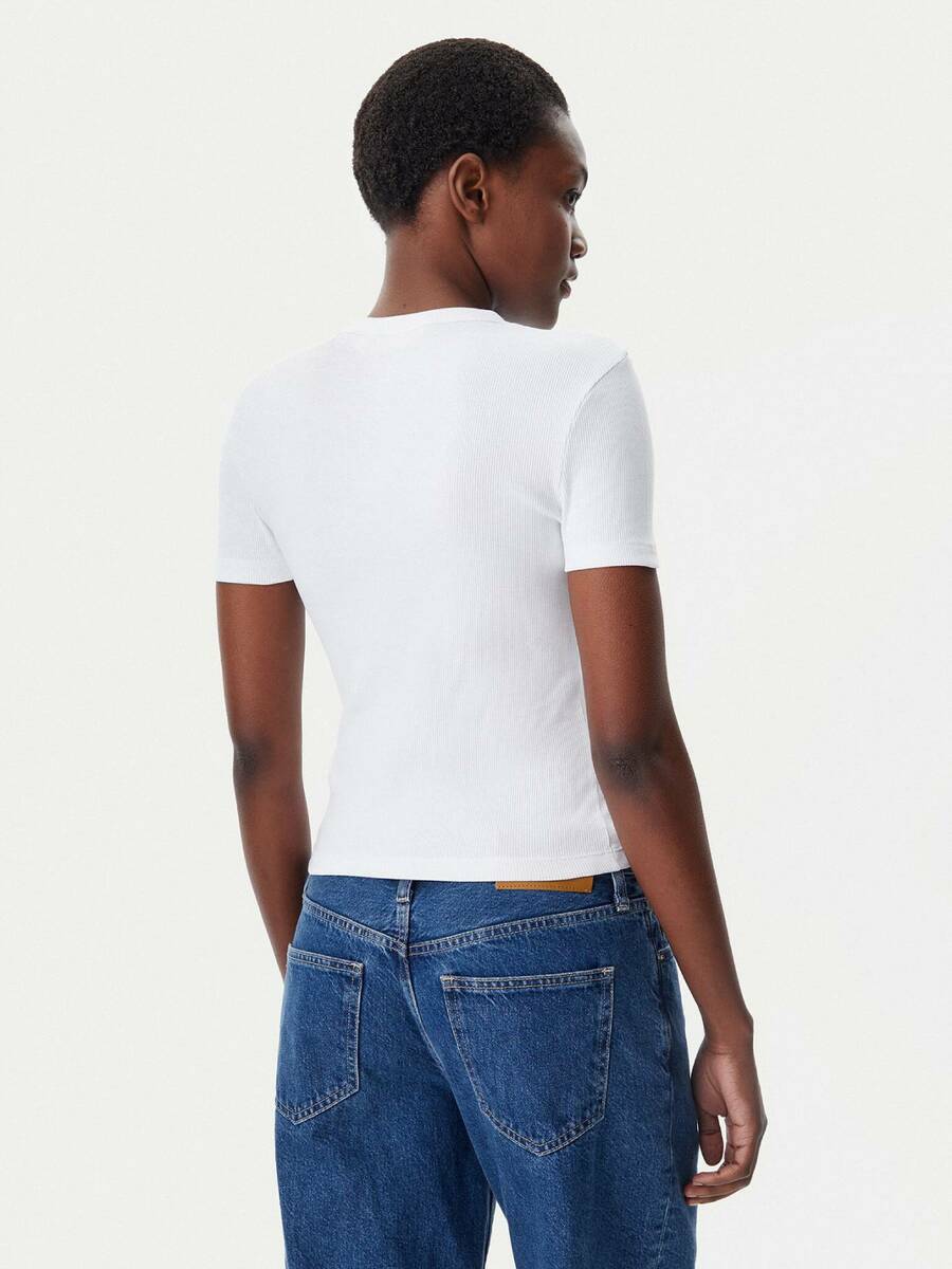 detail Calvin Klein dámske biele tričko