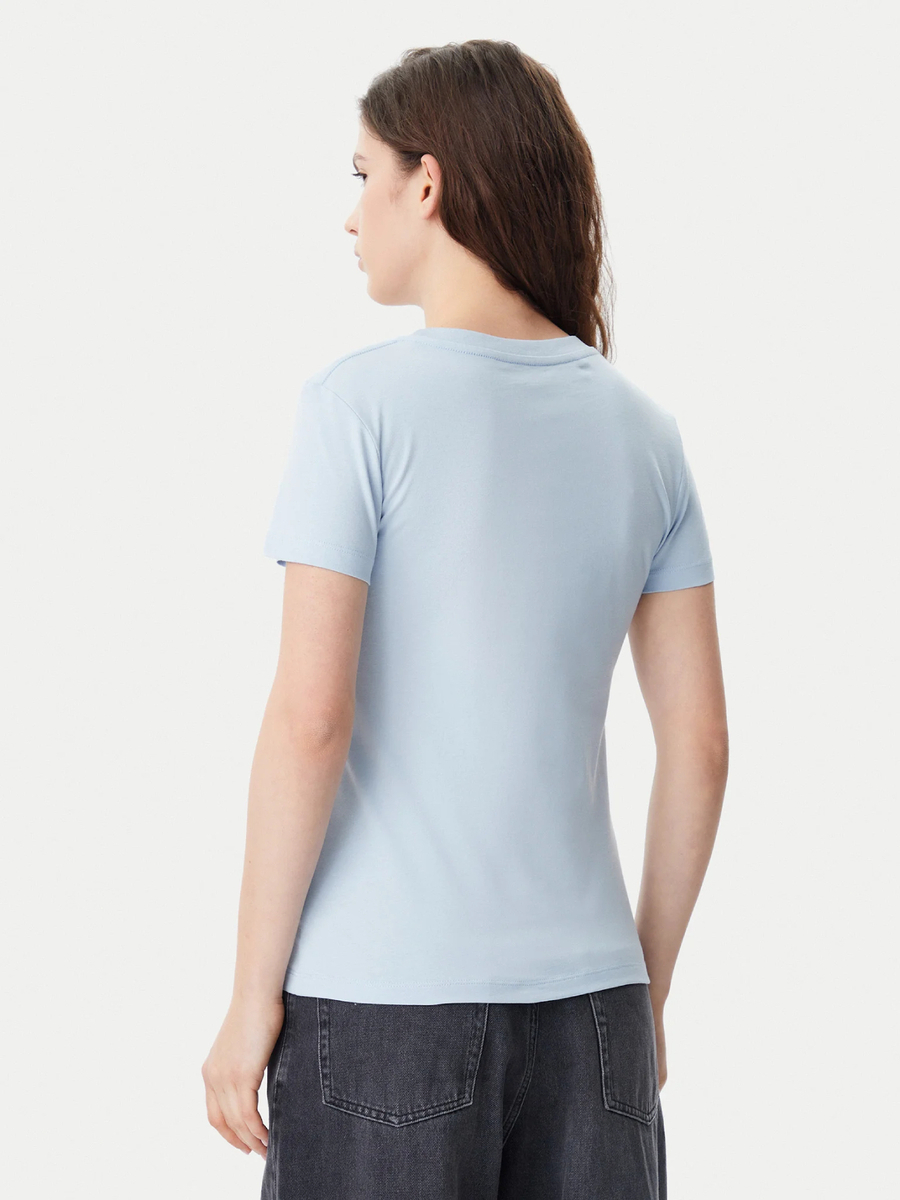 detail Calvin Klein dámske svetlo modré tričko