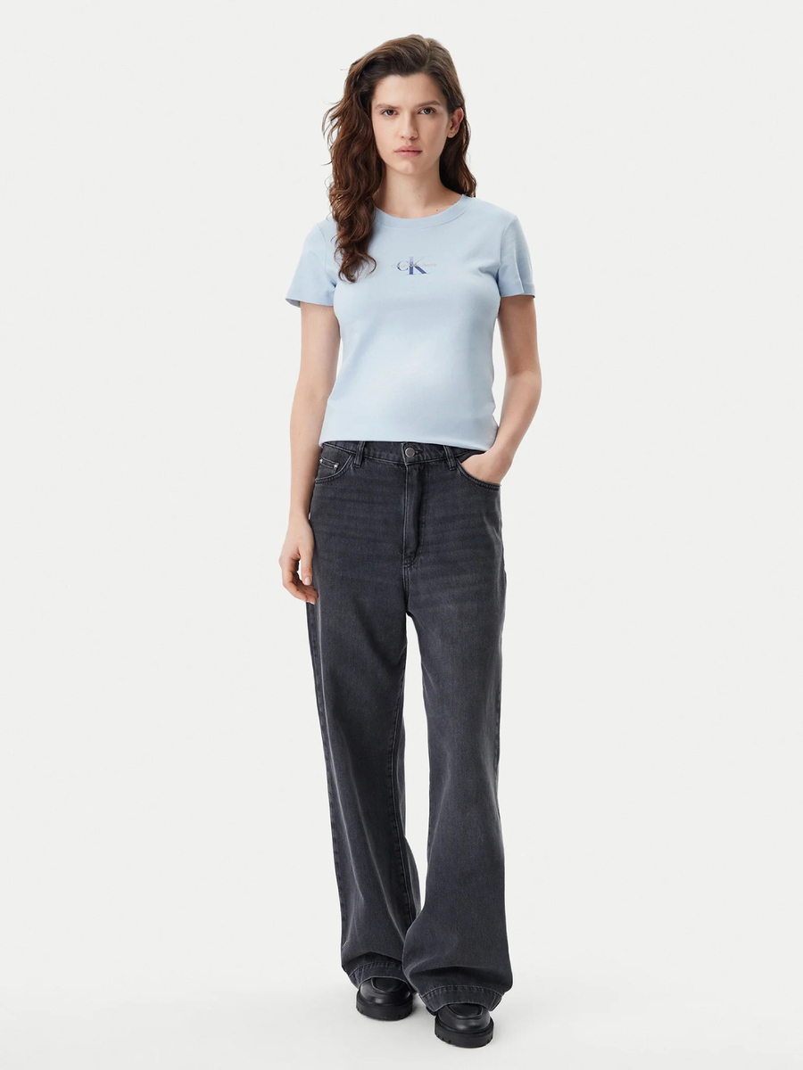 detail Calvin Klein dámske svetlo modré tričko