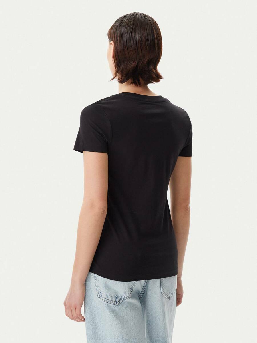 detail Calvin Klein dámske čierne tričko