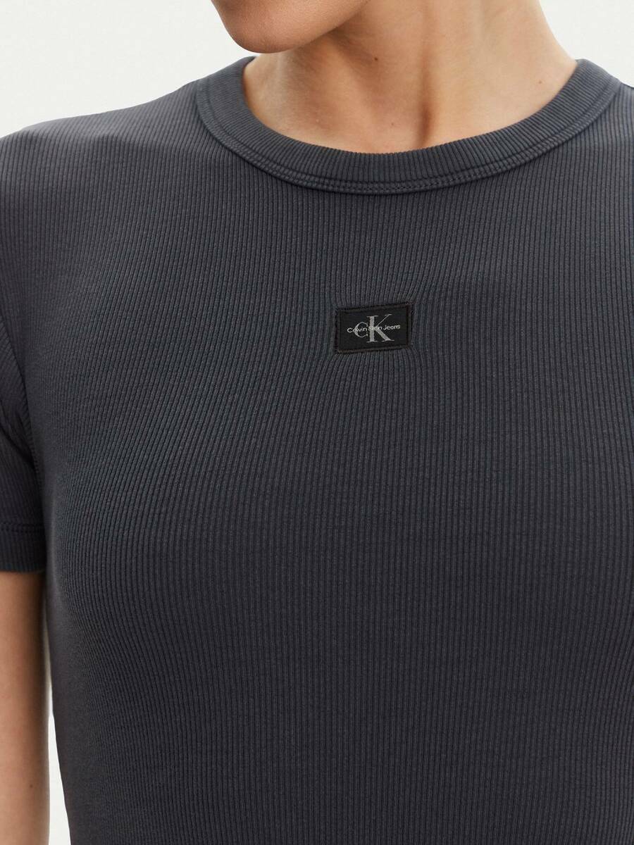 detail Calvin Klein dámske šedé šaty