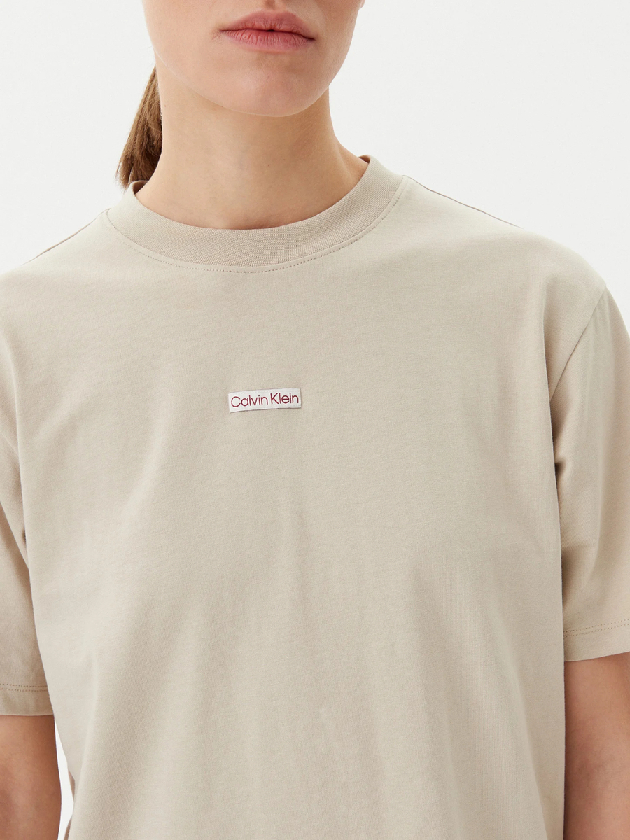 detail Calvin Klein dámske béžové šaty