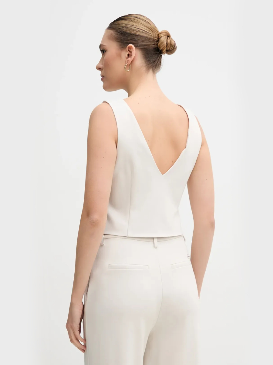 detail Calvin Klein dámska béžová vesta