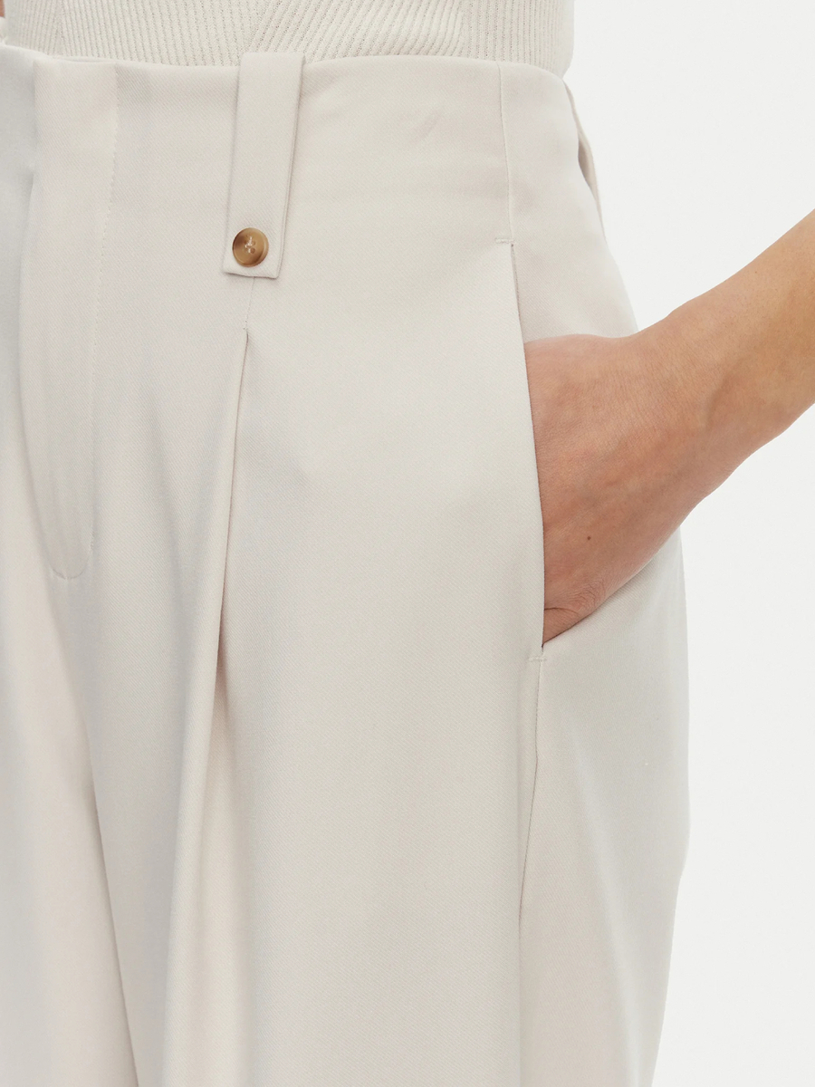 detail Calvin Klein dámske béžové nohavice